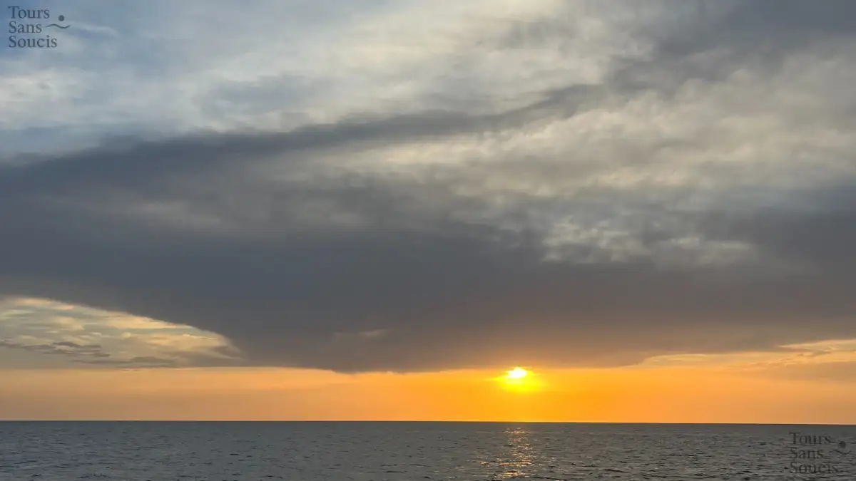 Photo 1 de Croisière en catamaran de luxe et baignade dans les eaux cristallines de Djerba